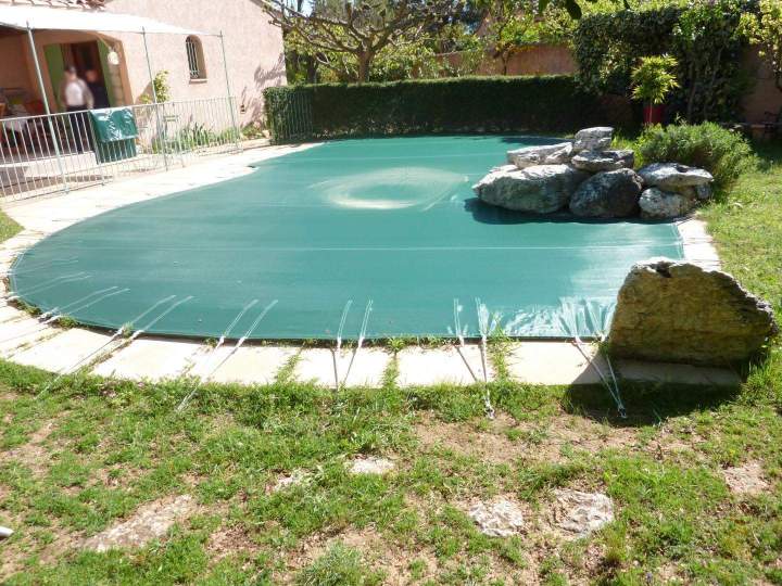 Bâche de piscine Saint-Geniès-de-Comolas